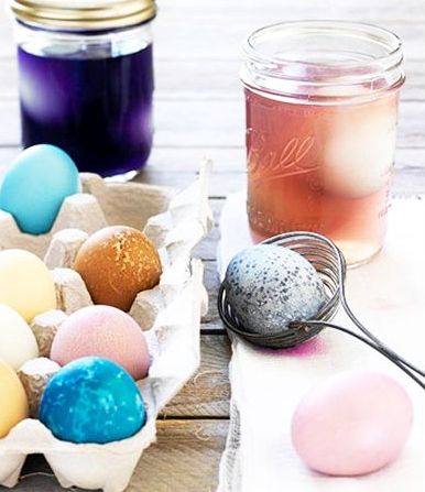 nCum Să Vopseşti Ouă de Paşti Natural: Cu Sfeclă, Coji de Ceapă şi Cafea