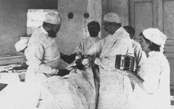 Sfântul Luca (stânga) în sala de operații