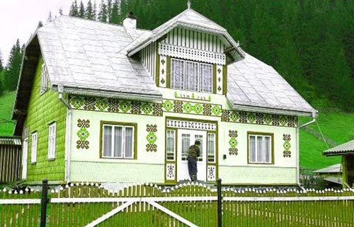 Locuri Minunate în România: Casele Încondeiate din Ciocăneşti, Suceava