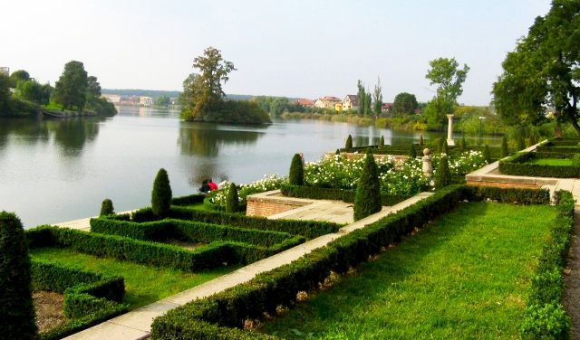 Grădinile din spatele Palatului Mogoșoaia