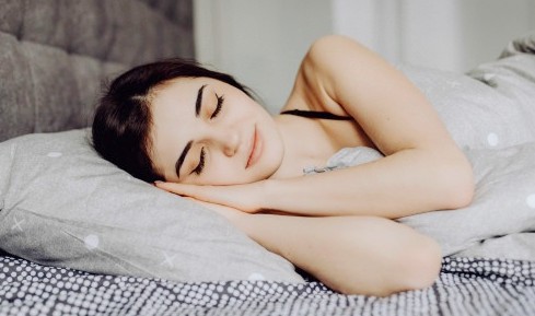 Cele mai bune vs. cele mai proaste pozitii de dormit 