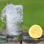 Studiile confirma beneficiile consumului de apa cu lamaie