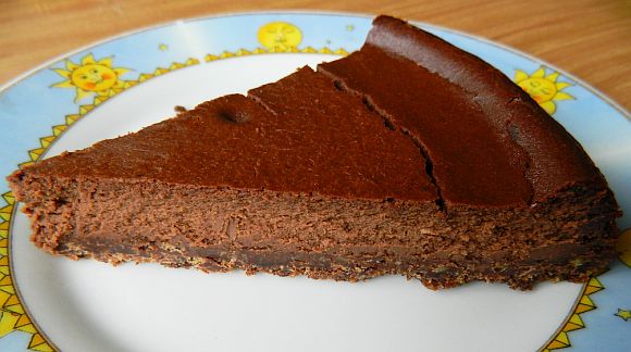 Tort de ciocolata din avocado – desert fara zahar, faina, oua sau lactate