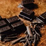 Consumul moderat de ciocolată protejează vasele de sânge, inima și pielea