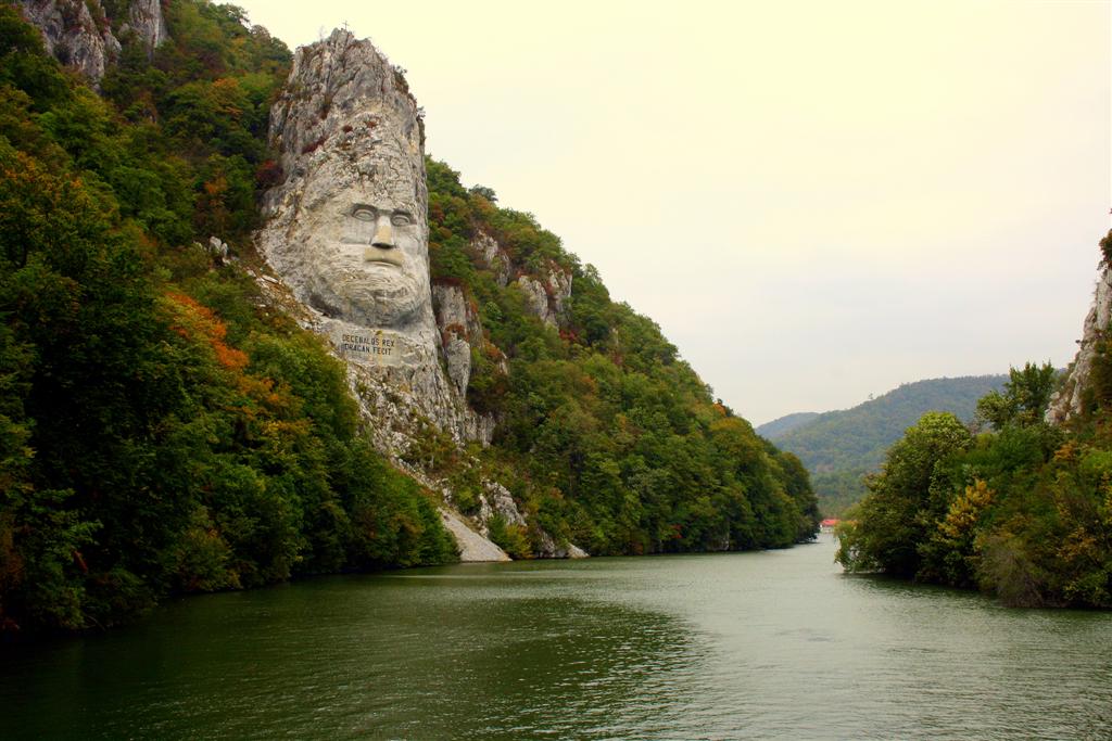 Реки румынии. Статуя Децебала Румыния. Река Дунай в Румынии. Статуя Децебала на реке Дунай Румыния. Сербия река Дунай.