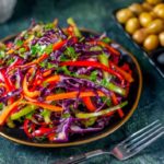 Salata pentru post – din varza rosie, ardei gras si patrunjel