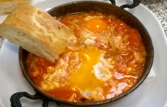 Menemen reteta turceasca din oua, rosii si ardei