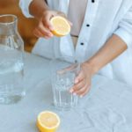 6 motive majore să bem zilnic apă cu lămâie –  dr. Eric Berg